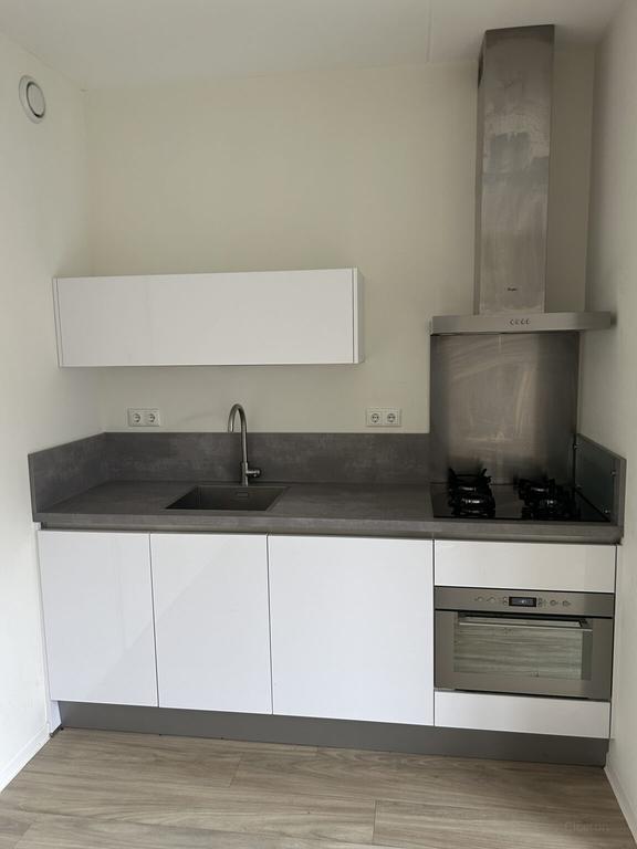 1-bedroom apartment with parking near station - Image 4