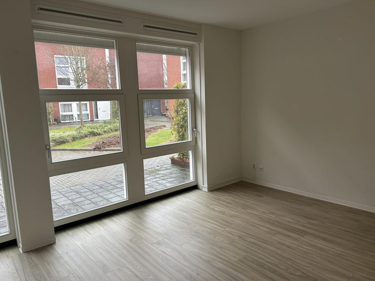1-bedroom apartment with parking near station - Image 6