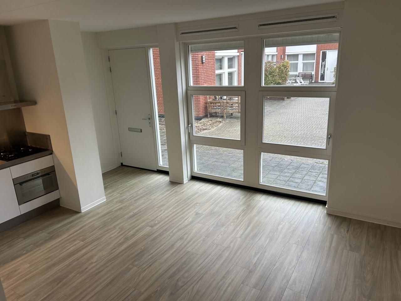 1-bedroom apartment with parking near station - Image 8