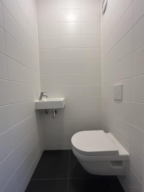1-bedroom apartment with parking near station - Image 9