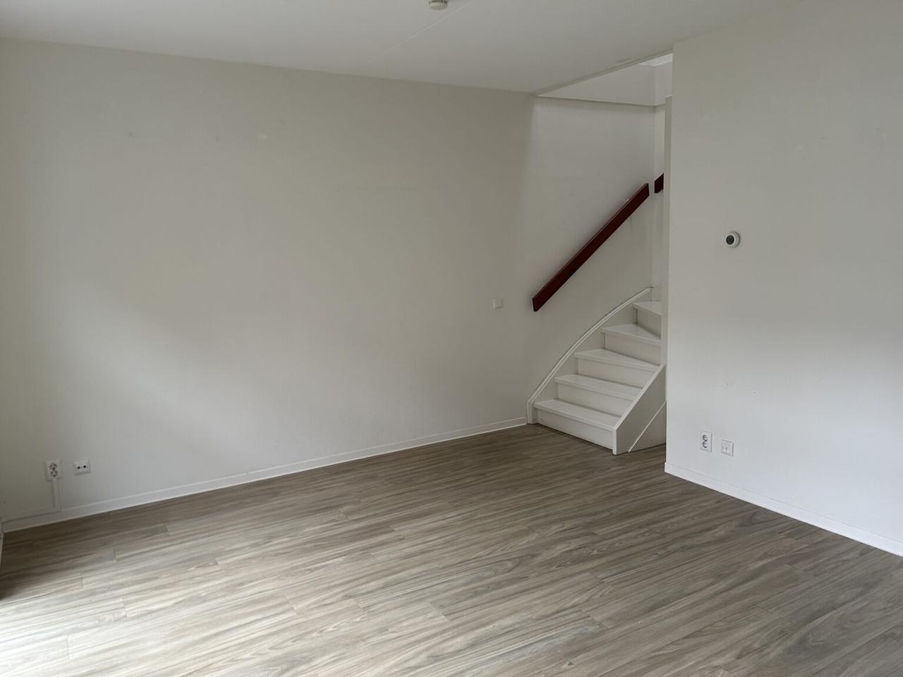 1-bedroom apartment with parking near station - Image 11