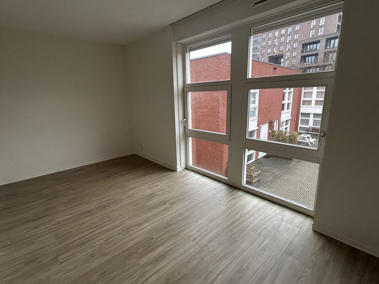 1-bedroom apartment with parking near station - Image 14
