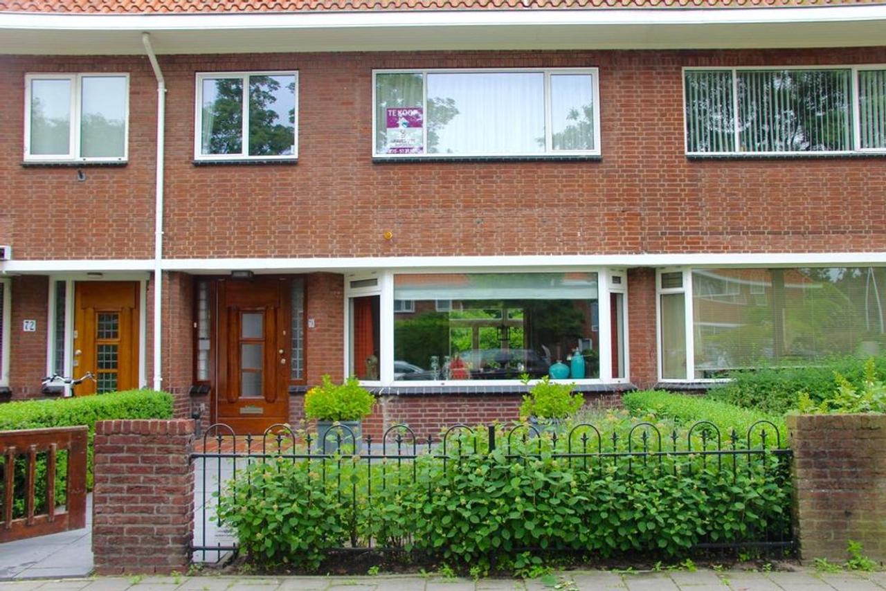 Spacious family home with 6 bedrooms - Image 6