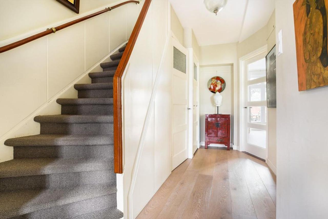 Spacious family home with 6 bedrooms - Image 7