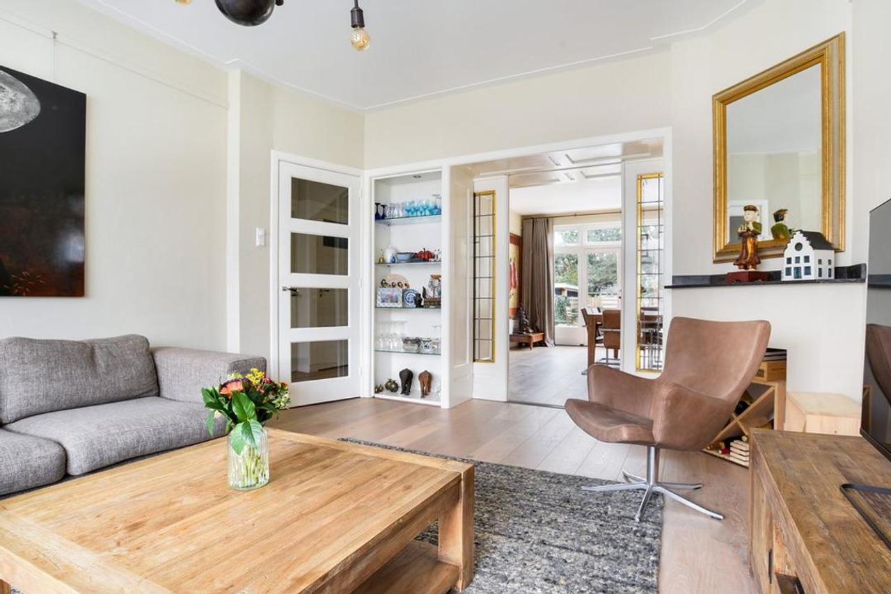 Spacious family home with 6 bedrooms - Image 8