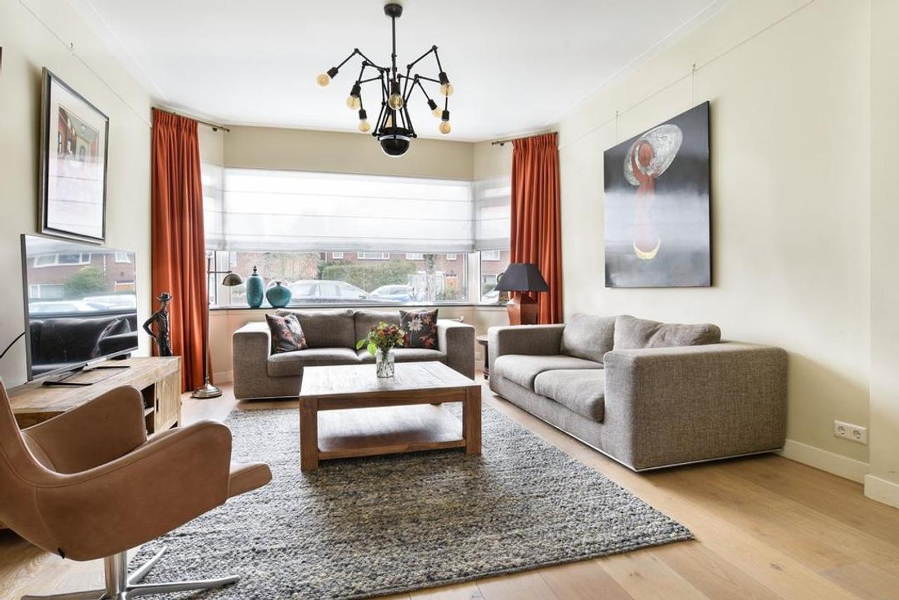 Spacious family home with 6 bedrooms - Image 9