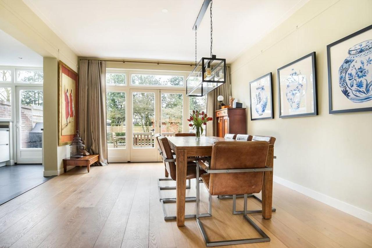 Spacious family home with 6 bedrooms - Image 10