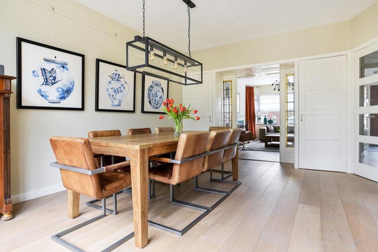 Spacious family home with 6 bedrooms - Image 11
