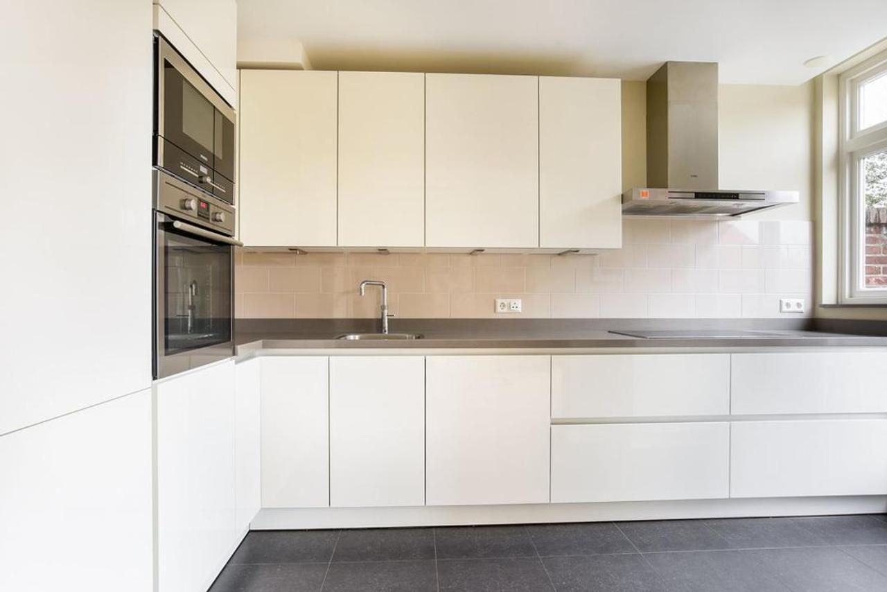 Spacious family home with 6 bedrooms - Image 14