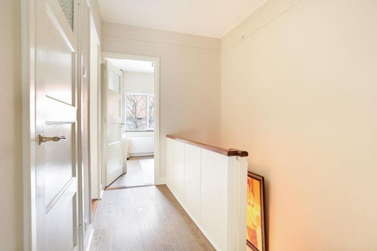 Spacious family home with 6 bedrooms - Image 17