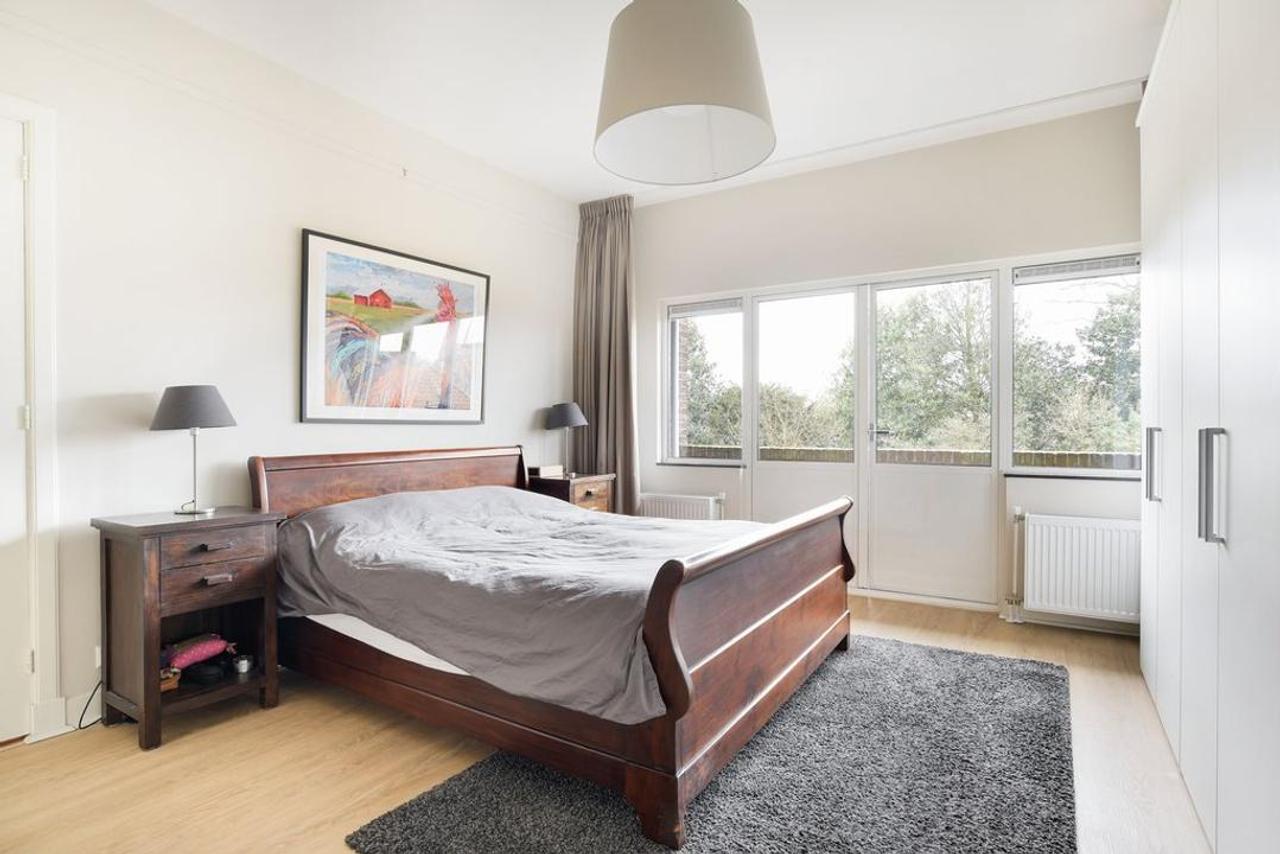 Spacious family home with 6 bedrooms - Image 18