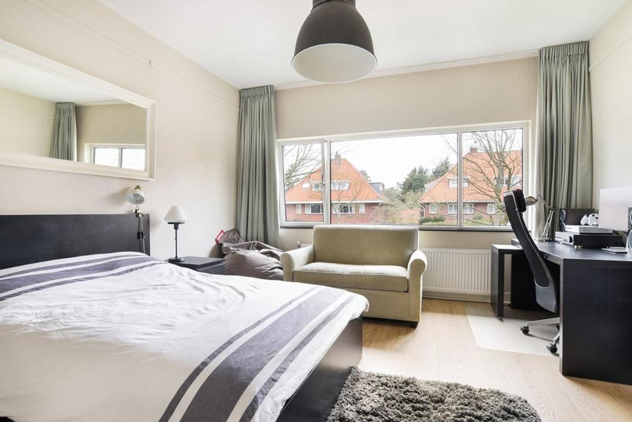 Spacious family home with 6 bedrooms - Image 19