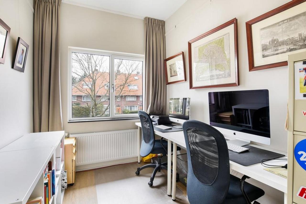 Spacious family home with 6 bedrooms - Image 20