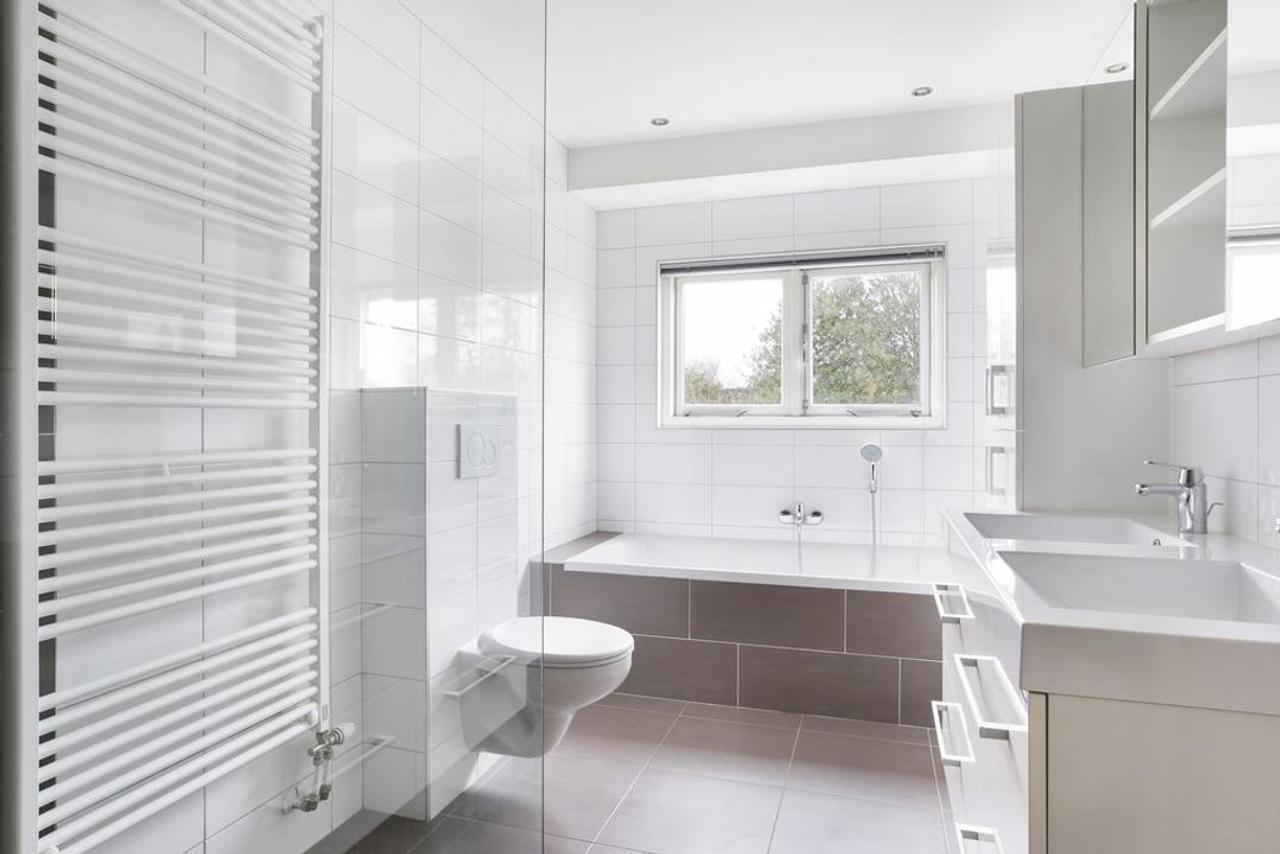 Spacious family home with 6 bedrooms - Image 21