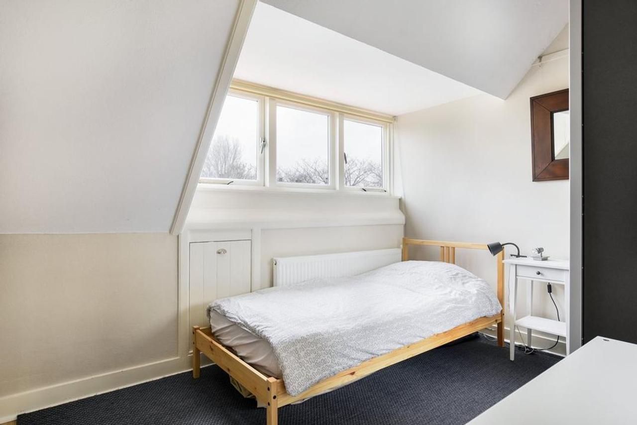 Spacious family home with 6 bedrooms - Image 23