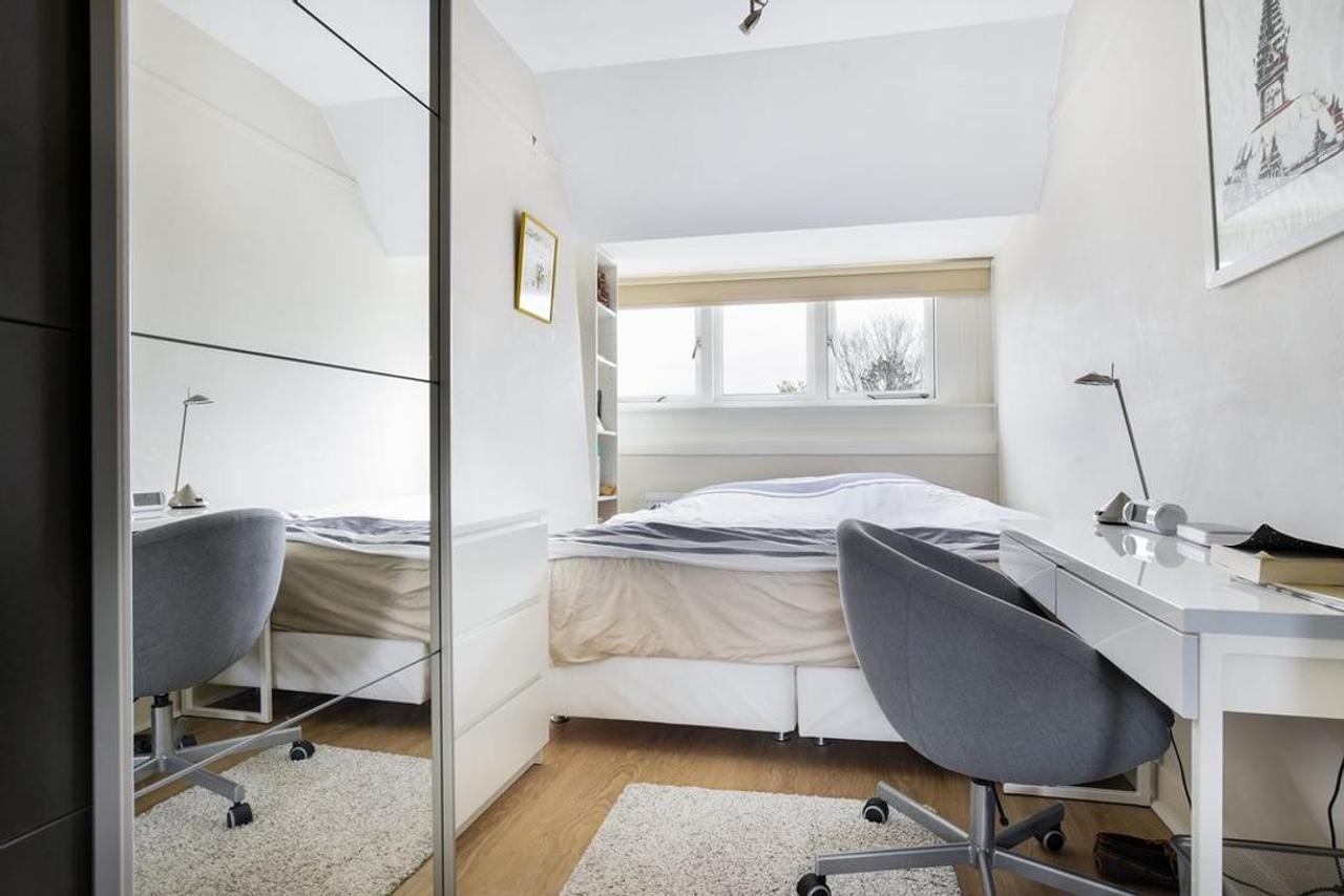 Spacious family home with 6 bedrooms - Image 24