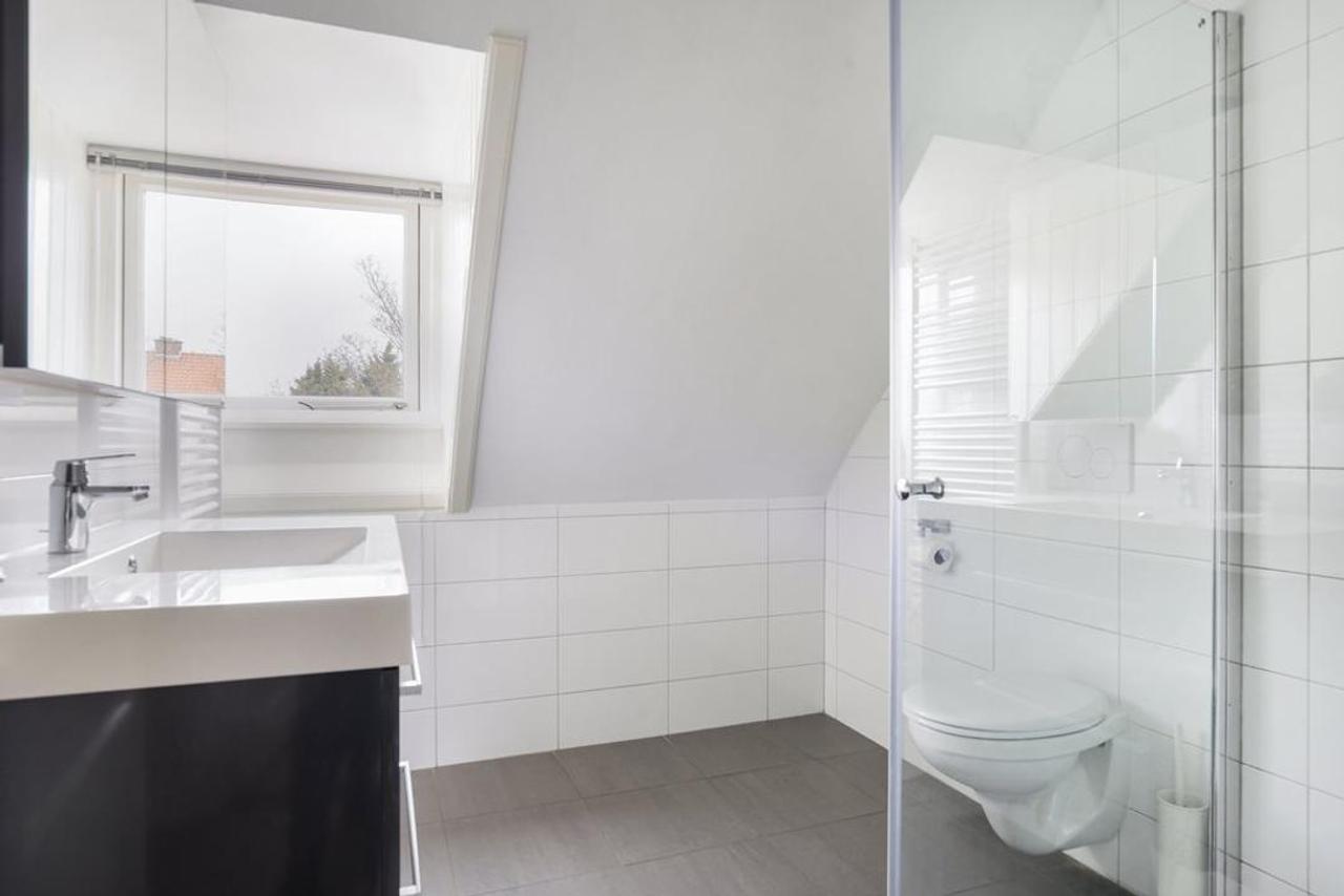 Spacious family home with 6 bedrooms - Image 25