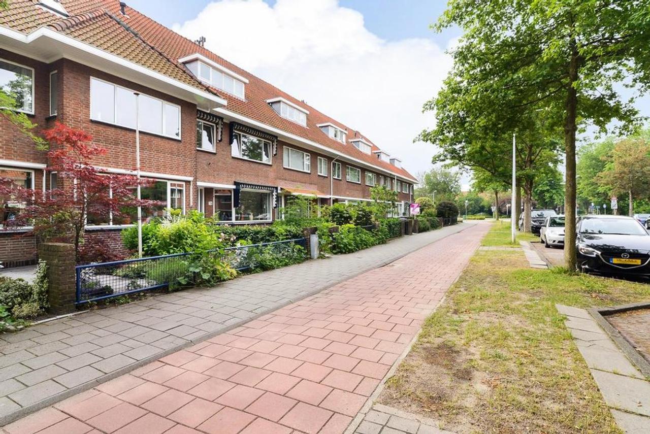 Spacious family home with 6 bedrooms - Image 29