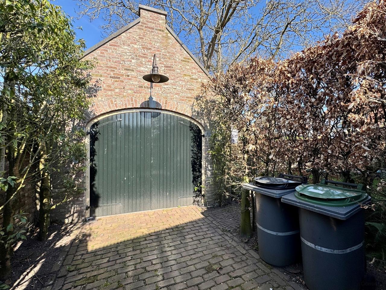 Detached Living with Garden and Garage - Image 39