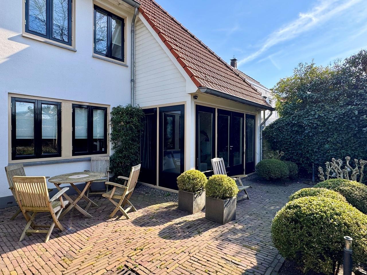 Detached Living with Garden and Garage - Image 44