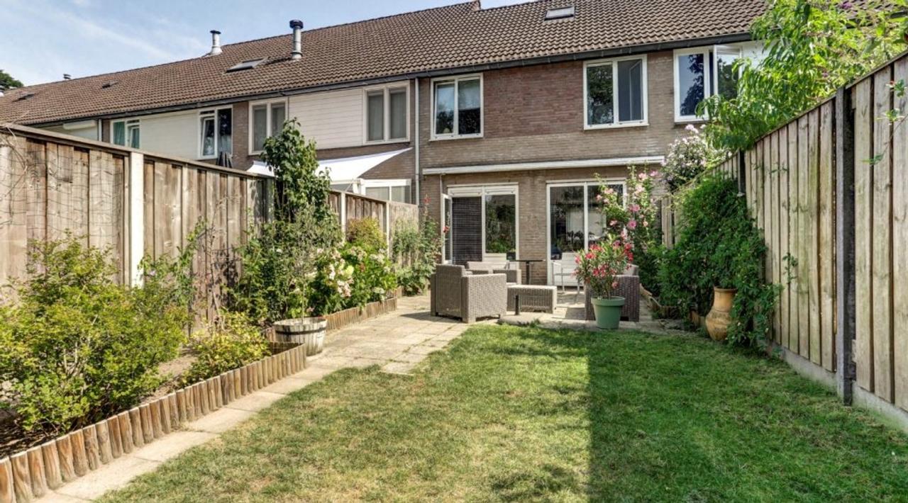 Tussenwoning met 4 slaapkamers in Almelo - Afbeelding 1