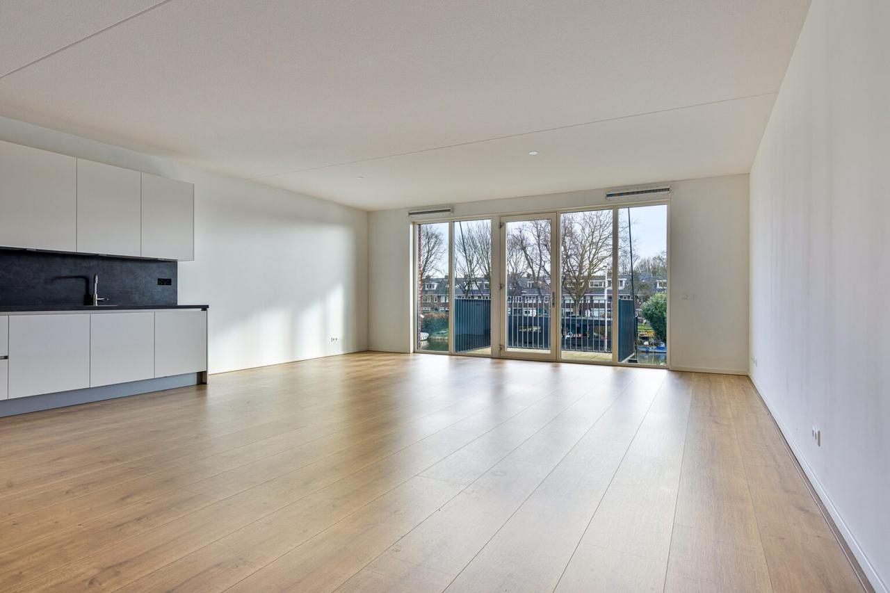 Waterfront 2-Bedroom Apartment in Utrecht - Image 11