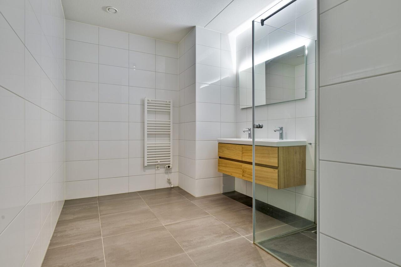 Waterfront 2-Bedroom Apartment in Utrecht - Image 13