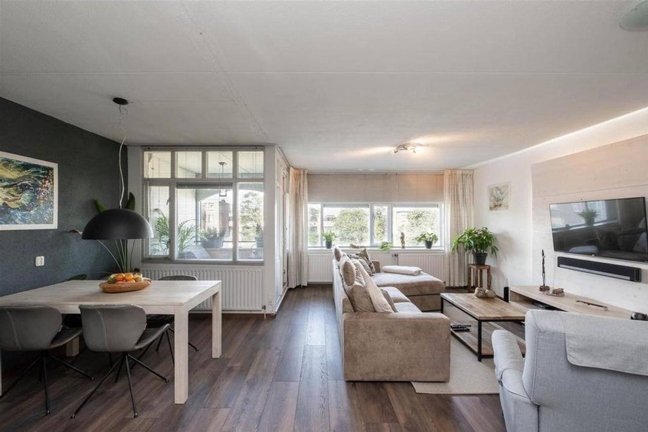 Top Floor Apartment with Balcony and Parking - Image 2