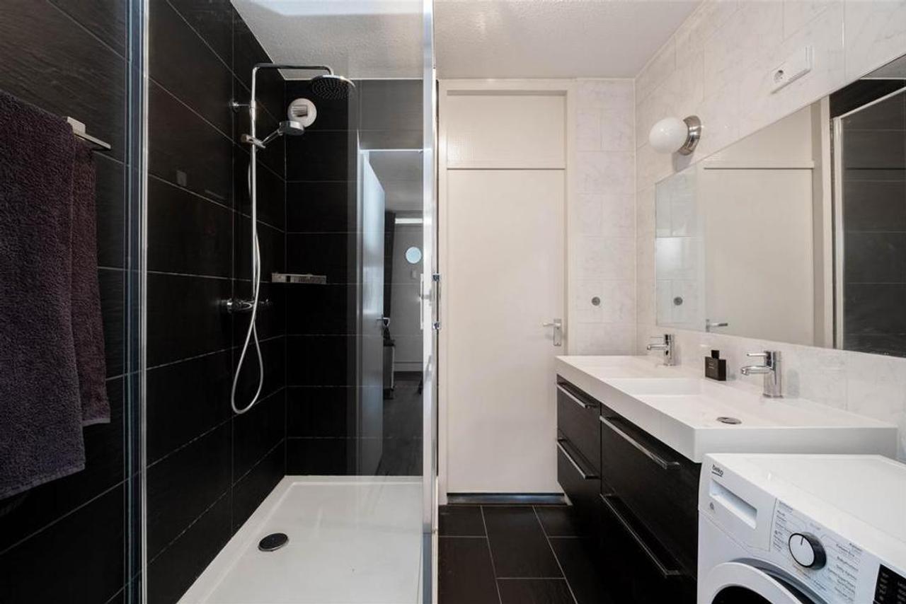 Top Floor Apartment with Balcony and Parking - Image 3