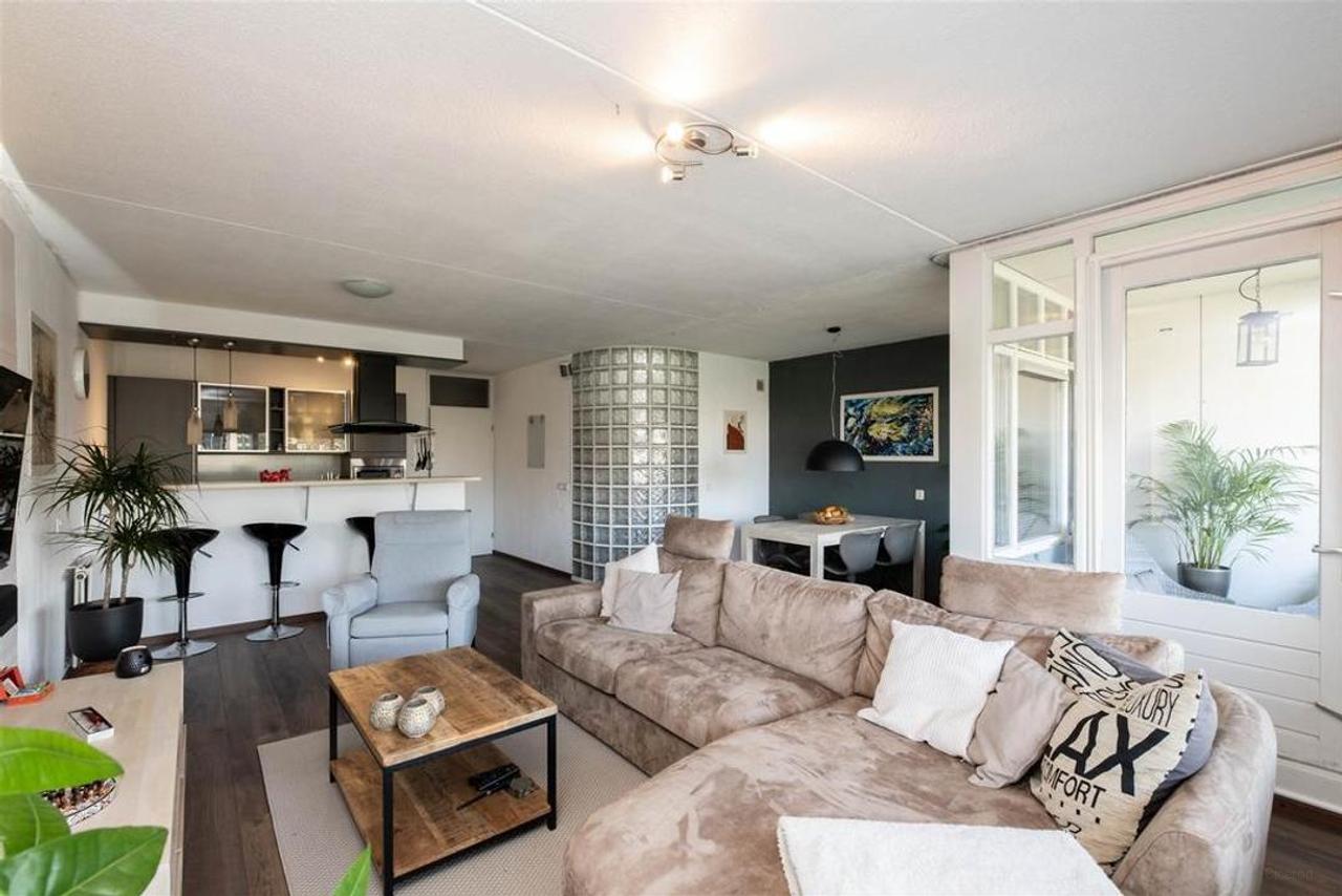 Top Floor Apartment with Balcony and Parking - Image 5