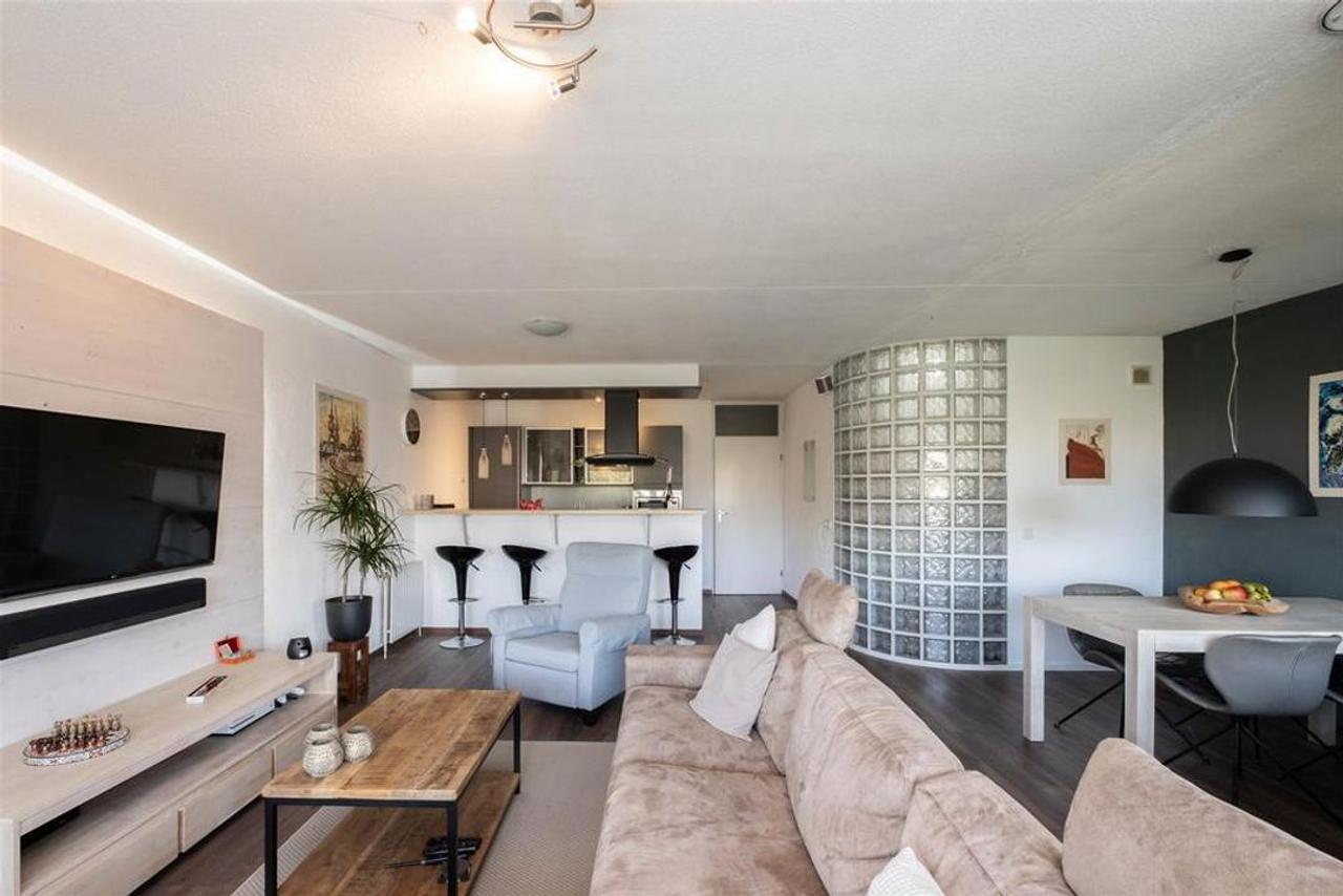 Top Floor Apartment with Balcony and Parking - Image 6