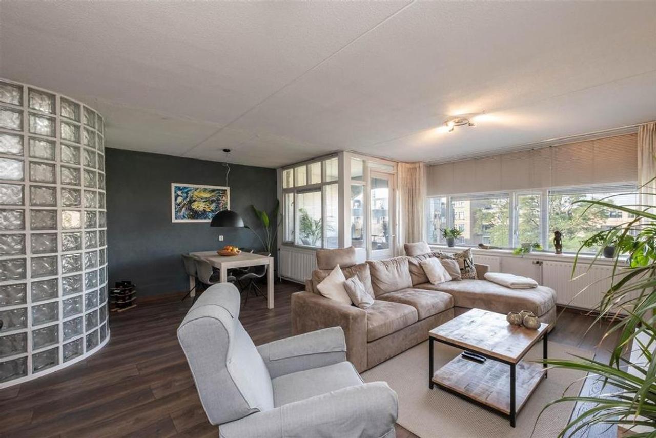Top Floor Apartment with Balcony and Parking - Image 7