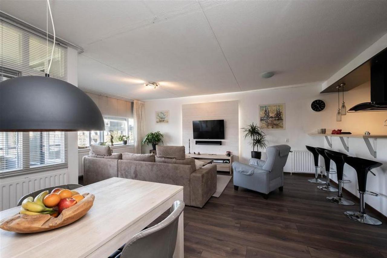 Top Floor Apartment with Balcony and Parking - Image 9