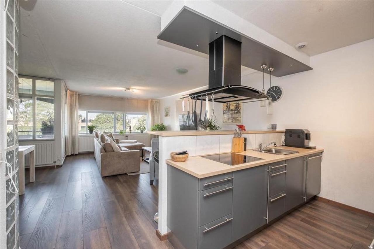 Top Floor Apartment with Balcony and Parking - Image 10