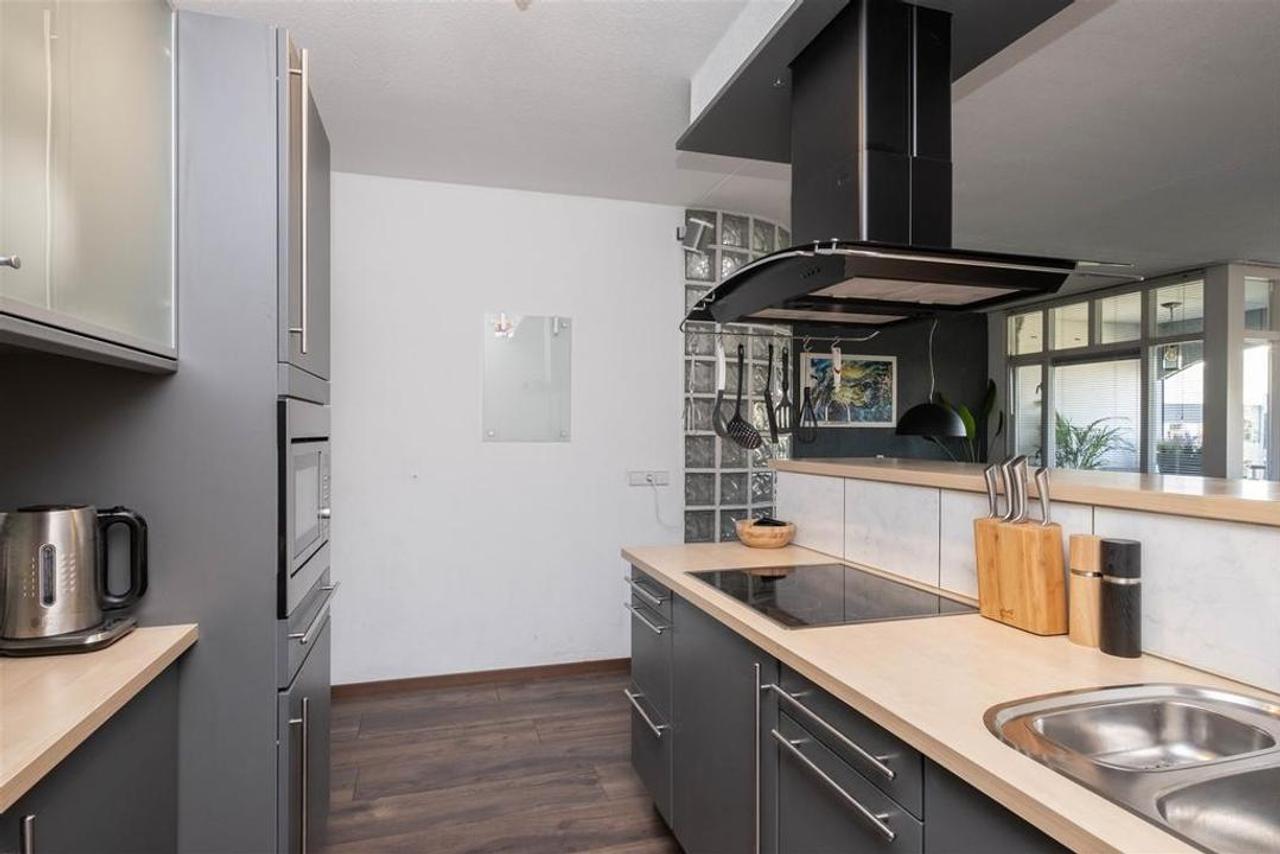 Top Floor Apartment with Balcony and Parking - Image 11