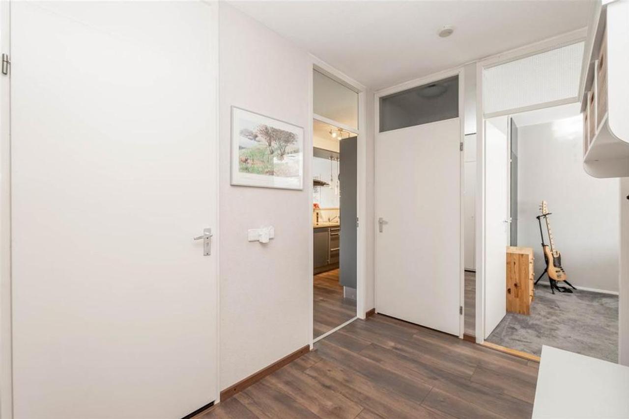 Top Floor Apartment with Balcony and Parking - Image 13