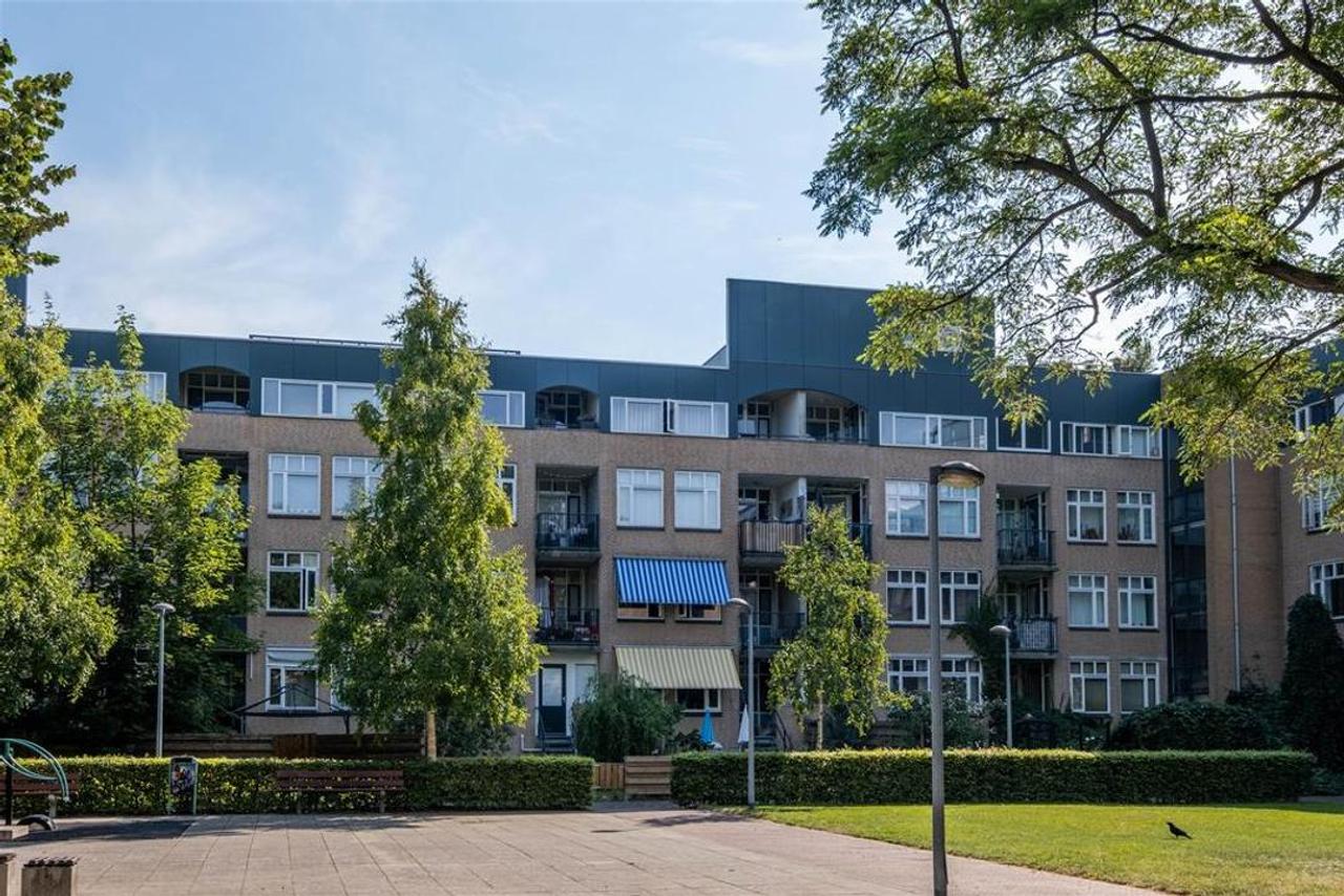 Top Floor Apartment with Balcony and Parking - Image 23