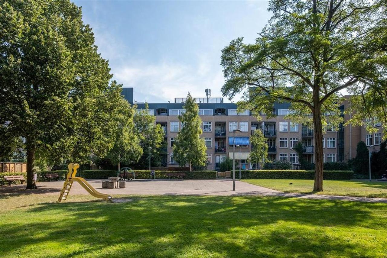Top Floor Apartment with Balcony and Parking - Image 24