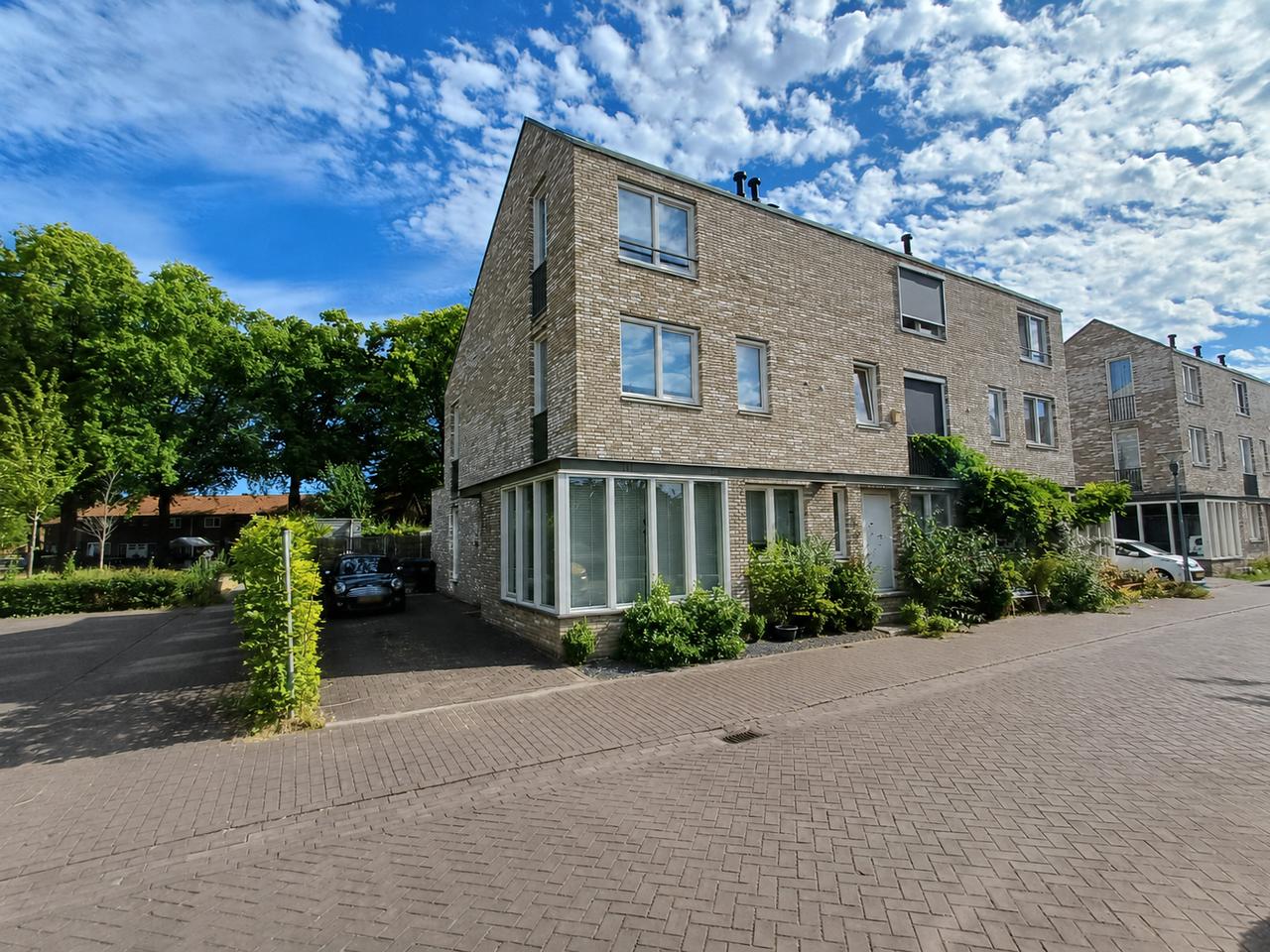 Corner House with 5 Bedrooms in Strijp R - Image 1