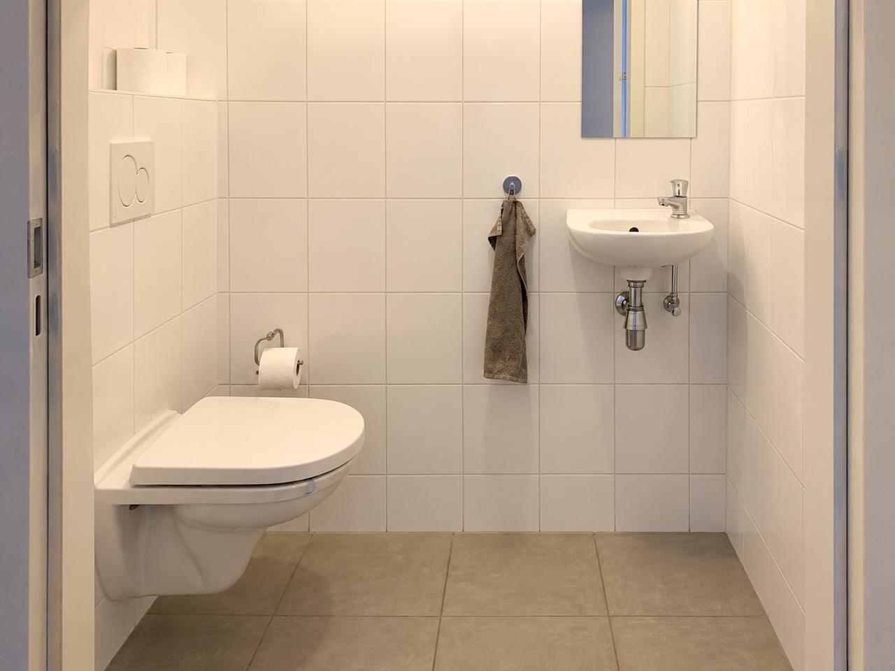 Corner House with 5 Bedrooms in Strijp R - Image 4
