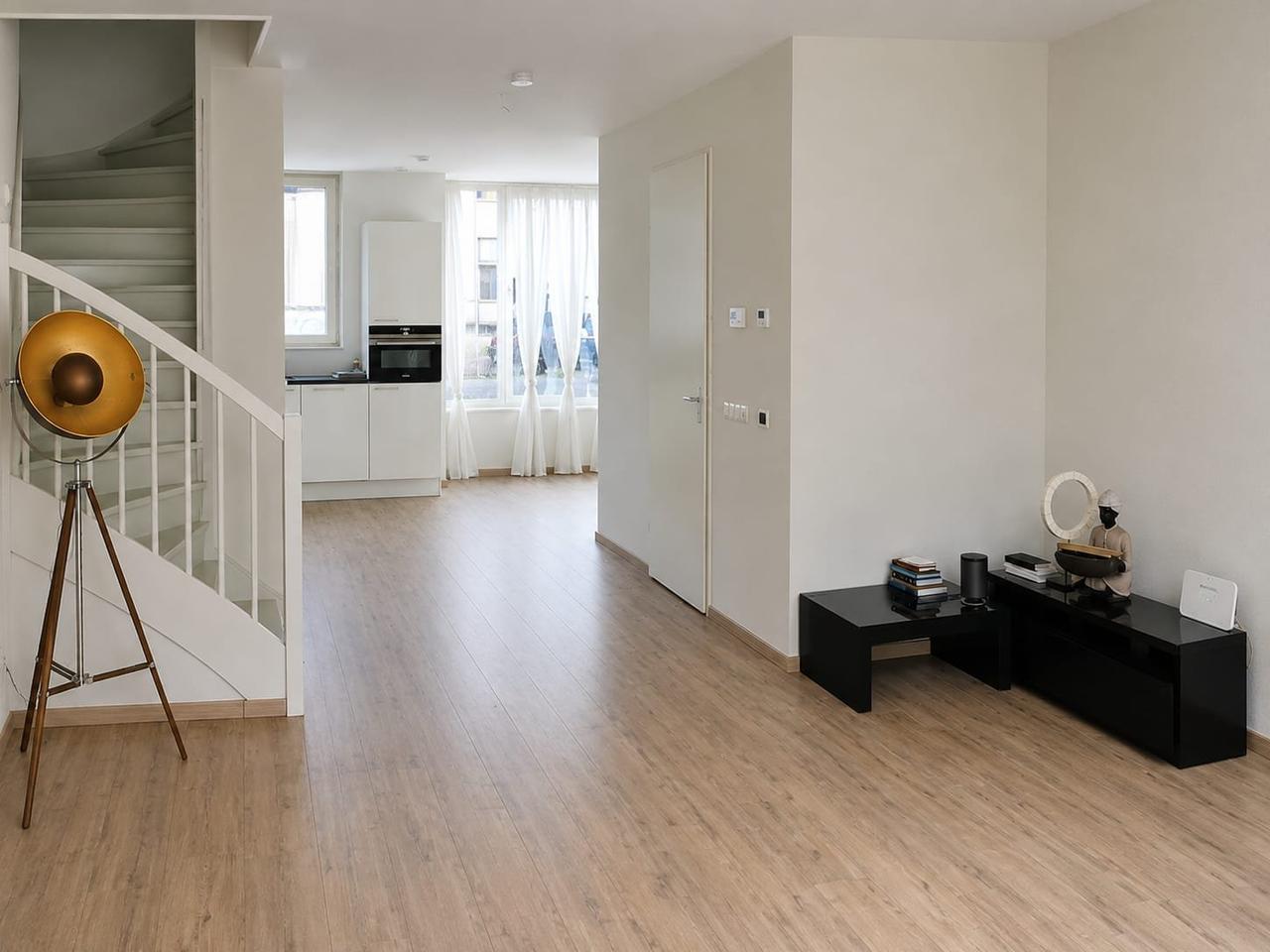 Corner House with 5 Bedrooms in Strijp R - Image 7