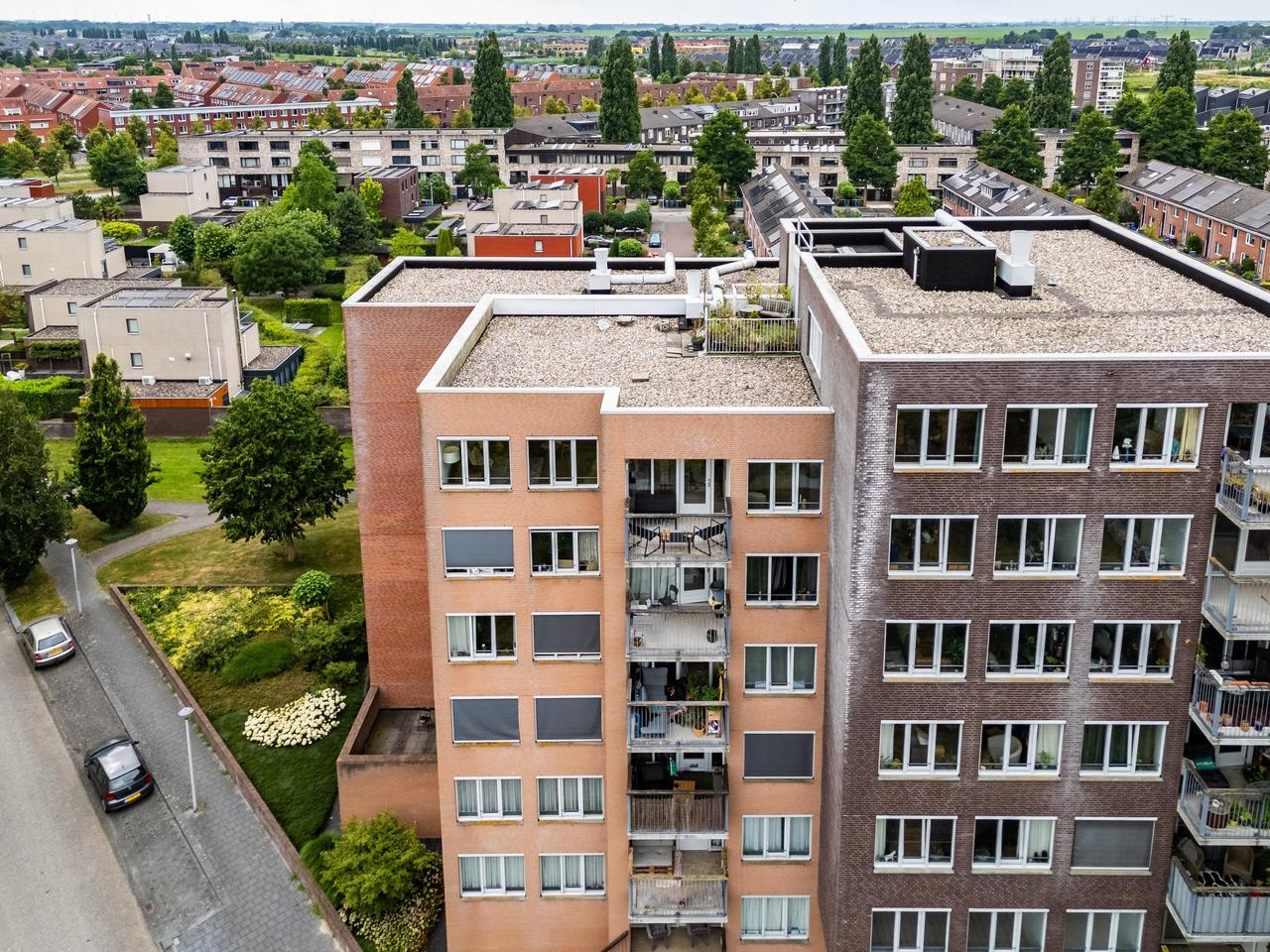 3-Bedroom Apartment in Stadshagen - Image 2