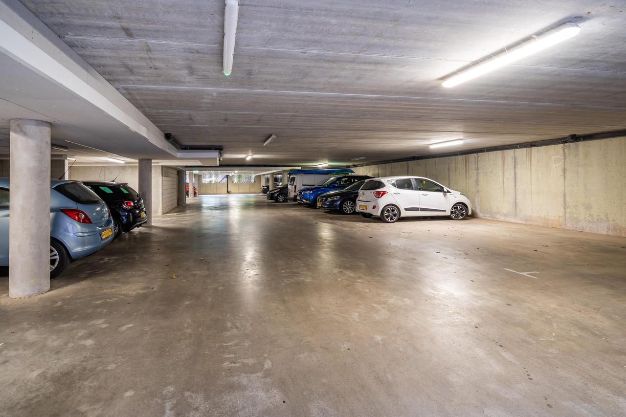 3-Bedroom Apartment in Stadshagen - Image 32