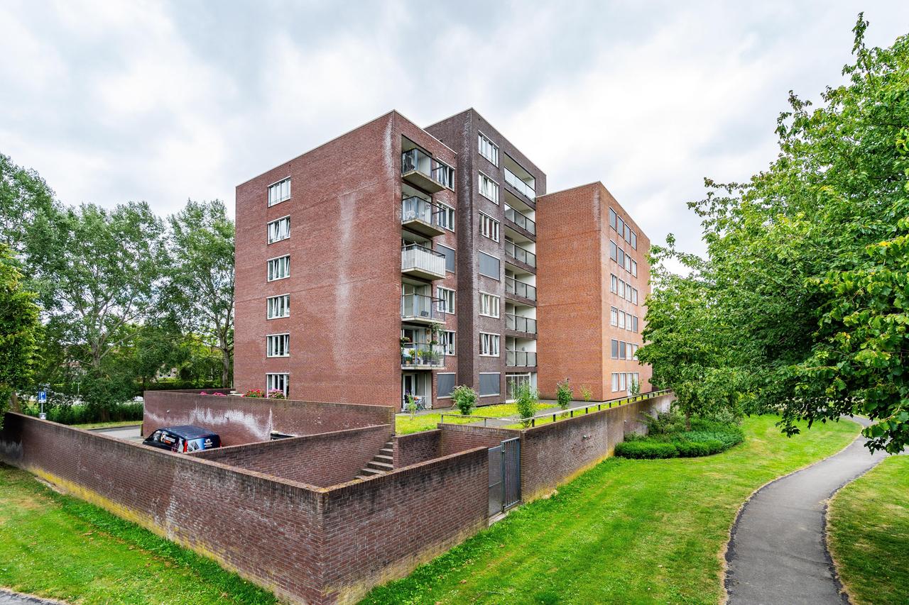 3-Bedroom Apartment in Stadshagen - Image 37