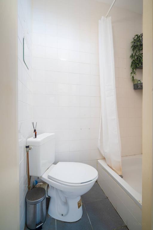1-Bedroom Studio in De Kooi, Leiden - Image 7