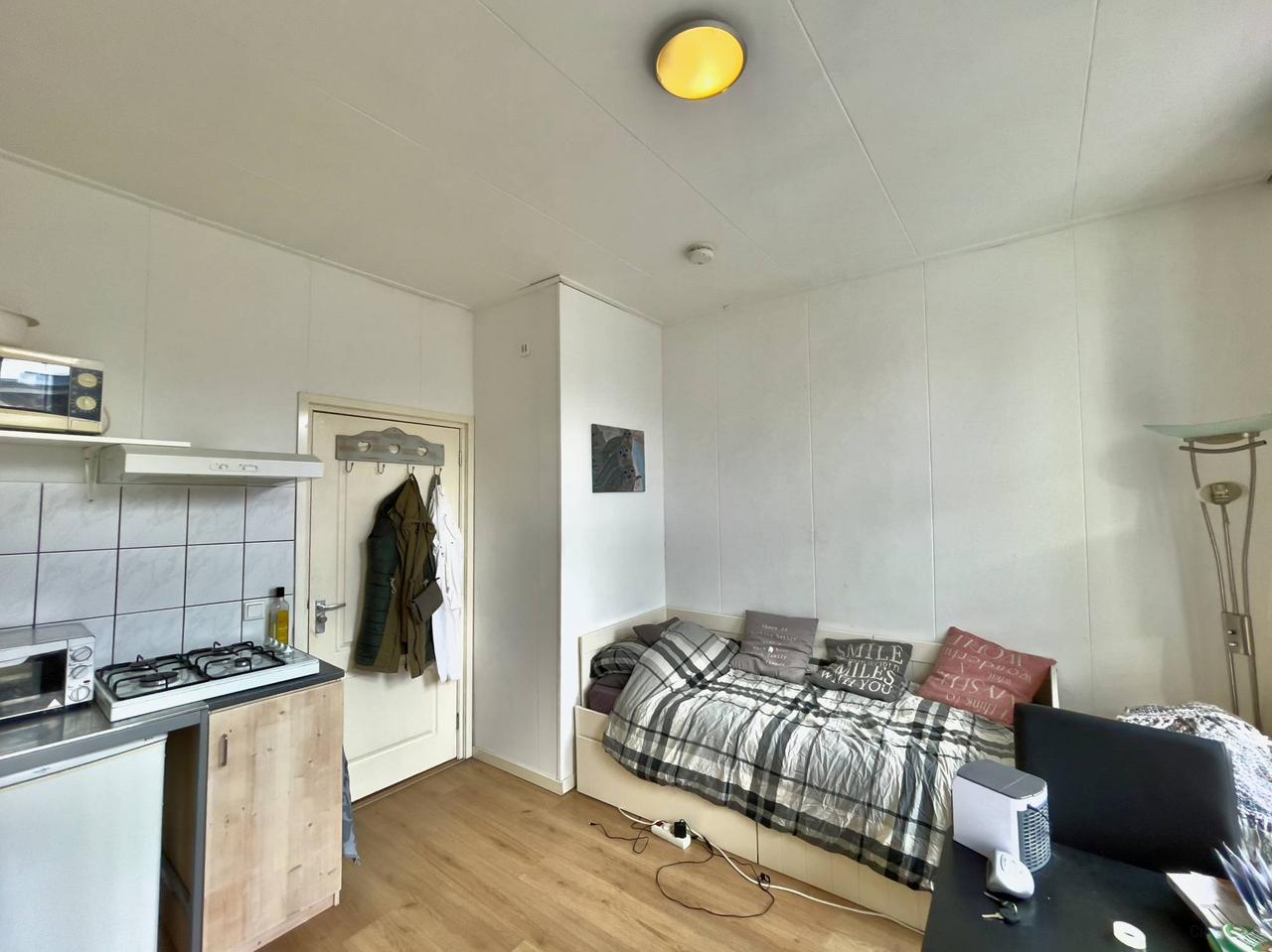 Lichte kamer met eigen keuken in Leiden - Afbeelding 2