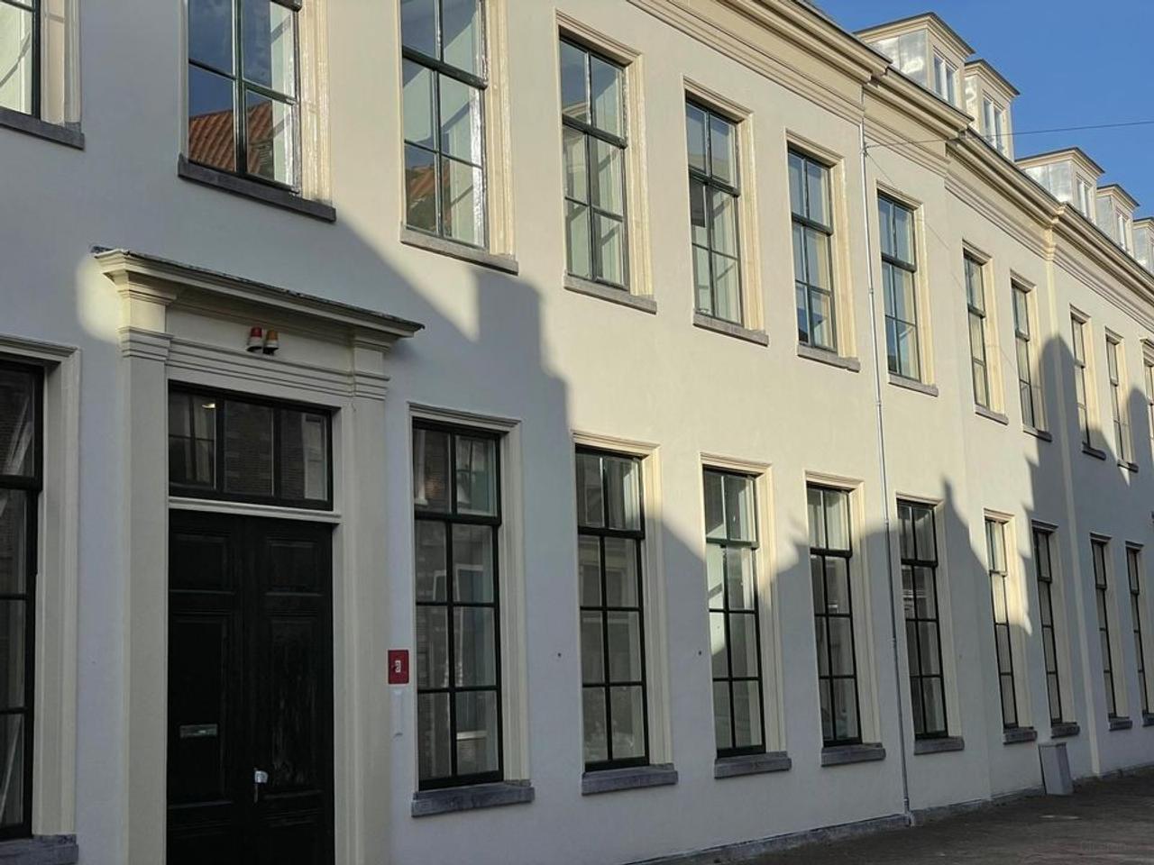 Furnished 2-Bedroom Apartment in City Center - Image 1