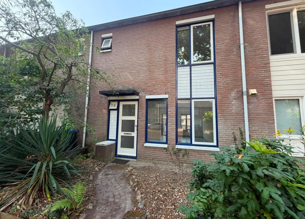 Family Home with Garage, Close to City Center - Image 1