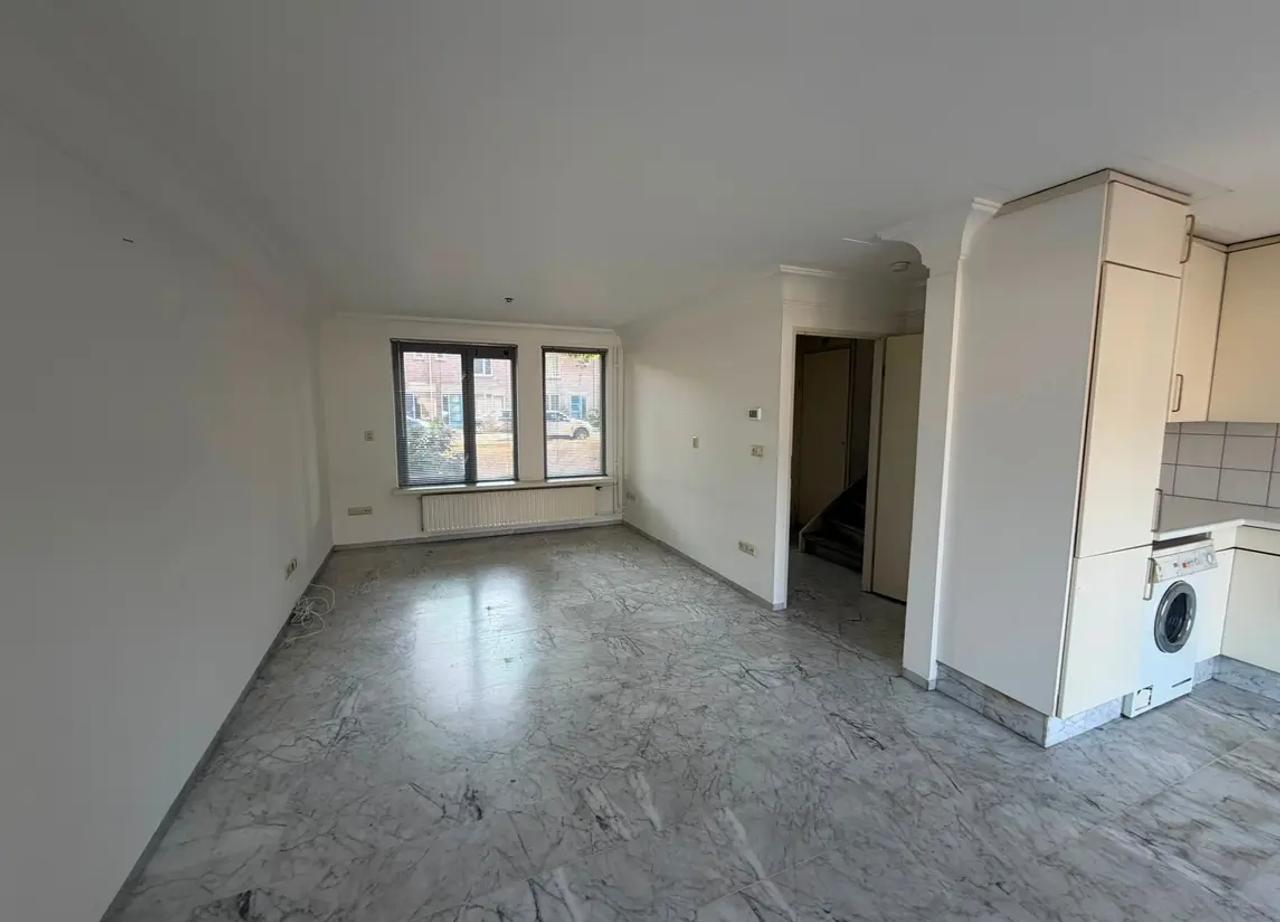 Family Home with Garage, Close to City Center - Image 3