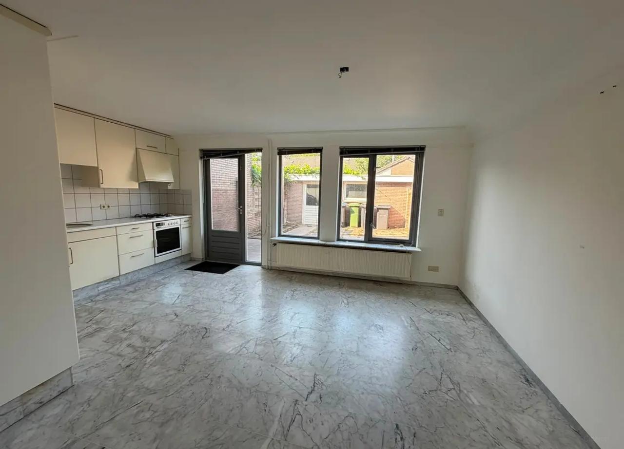 Family Home with Garage, Close to City Center - Image 4
